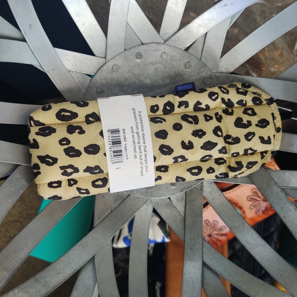 SOLD* Baggu glasses case - Picture 4 of 4